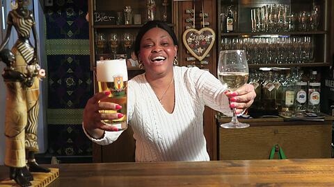 Bier und Wein gibt es bei Juliet Cox immer. Kochen will sie nur am Wochenende: "was afrikanisches oder deutsches".