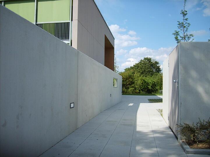 Die 15 Meter lange massive Sichtbetonwand ist 1,80 Meter hoch.