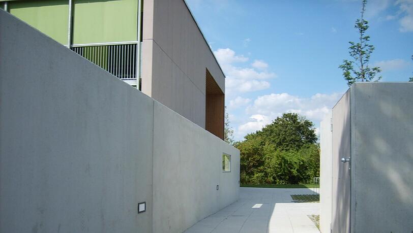 Die 15 Meter lange massive Sichtbetonwand ist 1,80 Meter hoch. Die 15 Meter lange massive Sichtbetonwand ist 1,80 Meter hoch.
