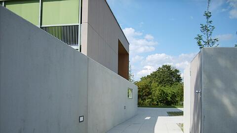 Die 15 Meter lange massive Sichtbetonwand ist 1,80 Meter hoch.