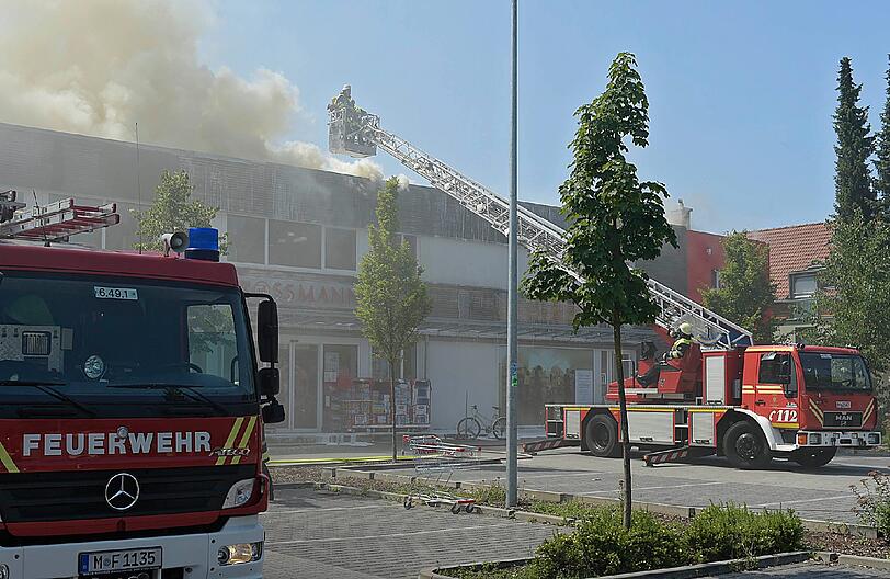 In Aubing löste der Brand auf einem Flachdach einen Großeinsatz aus. Die Bilder.