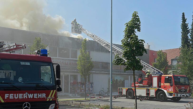 In Aubing löste der Brand auf einem Flachdach einen Großeinsatz aus. Die Bilder. In Aubing löste der Brand auf einem Flachdach einen Großeinsatz aus. Die Bilder.