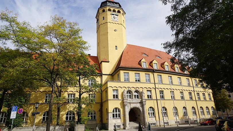 Da das Schulgebäude saniert wird, werden die Schüler des Oskar-von-Miller-Gymnasiums aktuell in einem Interimsbau unterrichtet.