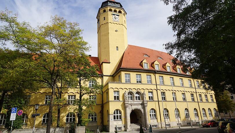 Da das Schulgebäude saniert wird, werden die Schüler des Oskar-von-Miller-Gymnasiums aktuell in einem Interimsbau unterrichtet. Da das Schulgebäude saniert wird, werden die Schüler des Oskar-von-Miller-Gymnasiums aktuell in einem Interimsbau unterrichtet.