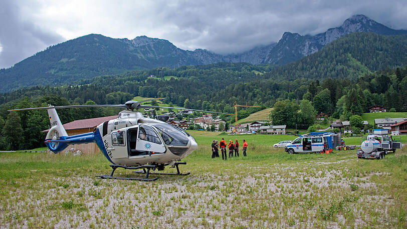 Ein Polizeihubschrauber am Einsatzort.