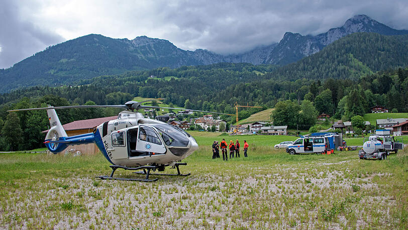 Ein Polizeihubschrauber am Einsatzort.