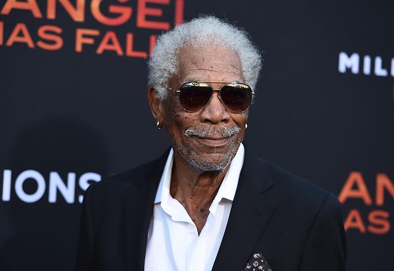 Humor bewies auch Morgan Freeman. Der Schauspieler hat schon einige Male im Netz von seinem Ableben erfahren. Ende 2012 etwa war eine Facebook-Seite ins Leben gerufen worden, die verkündete, Freeman sei an einer geplatzten Arterie verstorben. Nach gut einer halben Millionen Likes reagierte Freeman selbst auf seinem Profil: "Ich lese immer wieder, dass ich gestorben bin. Ich hoffe, dass diese Geschichten nicht wahr sind. Wenn doch, bin ich froh, euch berichten zu können, dass mein Leben nach dem Tod identisch mit dem Leben ist, in dem ich noch lebendig war."