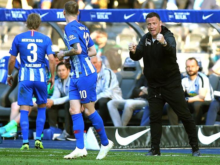Herthas Cheftrainer Pal Dardai feuert von der Seitenlinie aus sein Team an.
