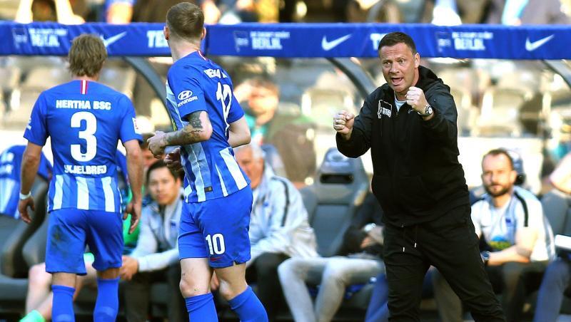 Herthas Cheftrainer Pal Dardai feuert von der Seitenlinie aus sein Team an. Herthas Cheftrainer Pal Dardai feuert von der Seitenlinie aus sein Team an.