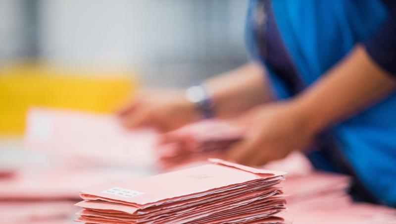 Wahlhelfer sortieren Wahlbriefe. Foto: picture alliance/Rolf Vennenbernd/dpa/Symbolbild Wahlhelfer sortieren Wahlbriefe. Foto: picture alliance/Rolf Vennenbernd/dpa/Symbolbild