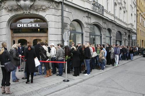 Stundenlang harrten die Modefans vor dem Diesel-Laden aus.