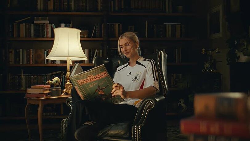 "Von diesem Gefühl darf man sich jetzt tragen lassen", findet Christopher Spall. Im DFB-Spot zum klassischen weißen Trikot der deutschen Nationalelf schlägt Lena Gercke ein Buch auf mit dem Titel "Sommermärchen" auf – eine deutliche Analogie zur unvergesslichen WM 2006 im eigenen Land.