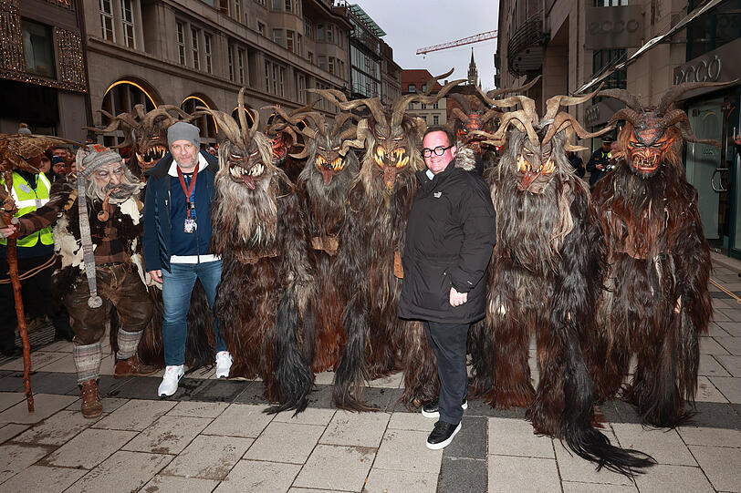 Tom Bierbaumer (links) und Clemens Baumgärtner begrüßen die wilden Kerle von der Brauchtumgsgruppe Perchten am Beginn des Zugs.