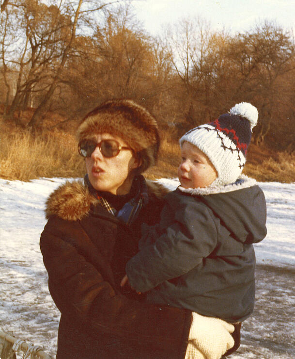 Simon Schwarz und seine Mutter am Wiener Lusthauswasser.