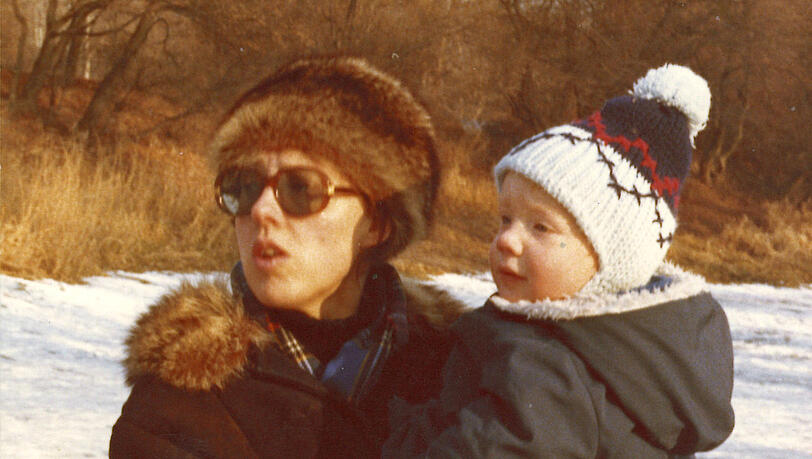 Simon Schwarz und seine Mutter am Wiener Lusthauswasser.