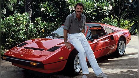 Tom Selleck in seiner Paraderolle in "Magnum" vor seinem ikonischem Ferrari 308 GTS.