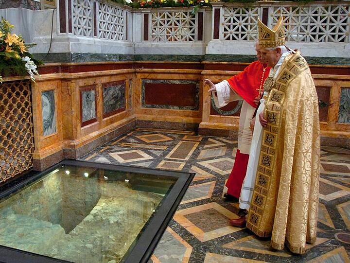 Papst Benedikt am Grab des Paulus in Rom.