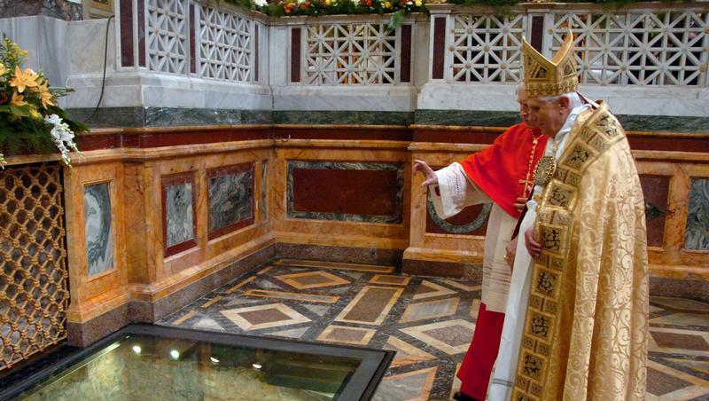 Papst Benedikt am Grab des Paulus in Rom. Papst Benedikt am Grab des Paulus in Rom.