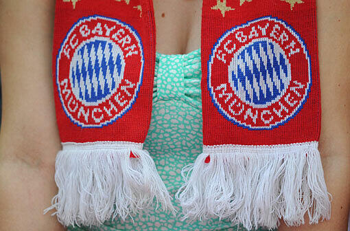 Weiblicher Fan trägt einen Bayern-Schal - der FC Zürich muss sich warm anziehen.