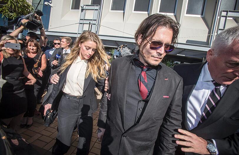 Amber Heard und ihr Mann Johnny Depp verlassen das Gerichtsgebäude im australischen Southport.