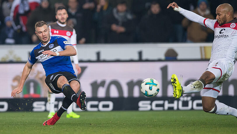 Bielefelds Florian Hartherz (links) trifft zum 3:0. Rechts Christopher Avevor vom FC St. Pauli.