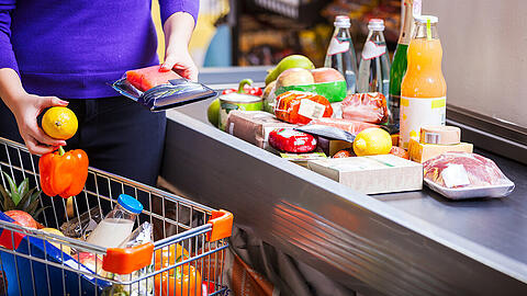 An Supermarktkassen könnte es vor und zwischen den Feiertagen zu langen Schlangen kommen.