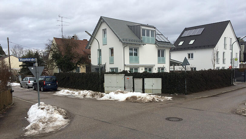 Der Räuber hat den Unternehmensberater über eine Stunde durch Trudering bis in die Hippelstraße verfolgt. Der Räuber hat den Unternehmensberater über eine Stunde durch Trudering bis in die Hippelstraße verfolgt.