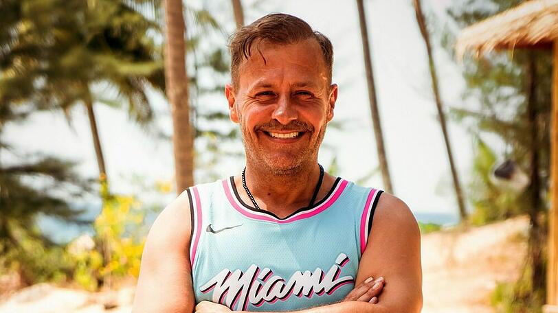 Willi Herren dreht am Strand von Thailand für "Kampf der Realitystars - Schiffbruch am Traumstrand".