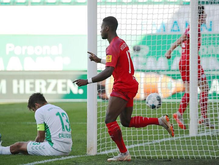 Kiels Makana Baku (M) jubelt über seinen Treffer zum 2:0 neben Marco Caligiuri (l) von der SpVgg Greuther Fürth.