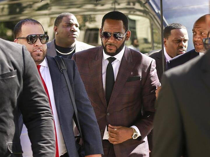 R. Kelly (m.) muss nach erneuten Vorwürfen vorerst in Haft bleiben.