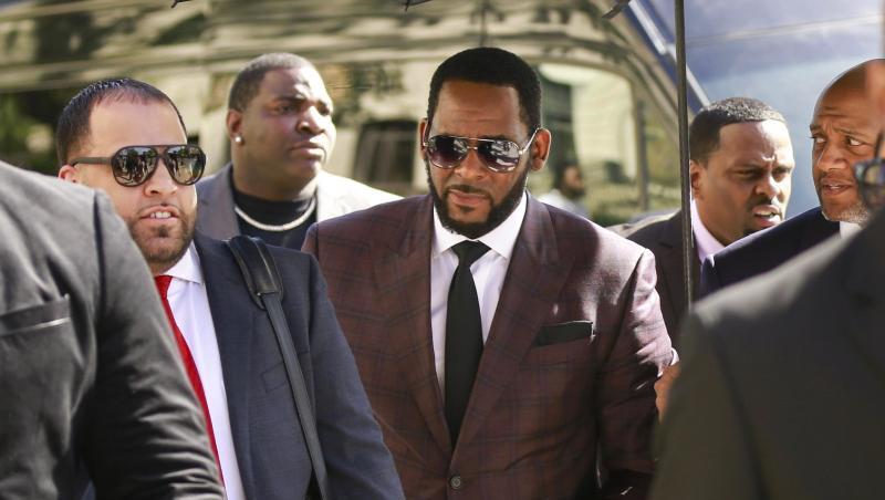 R. Kelly (m.) muss nach erneuten Vorwürfen vorerst in Haft bleiben. R. Kelly (m.) muss nach erneuten Vorwürfen vorerst in Haft bleiben.