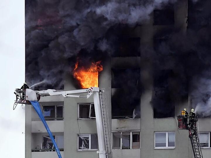 Nach einer Gasexplosion war in einem Hochhaus im slowakischen Presov ein Brand ausgebrochen.
