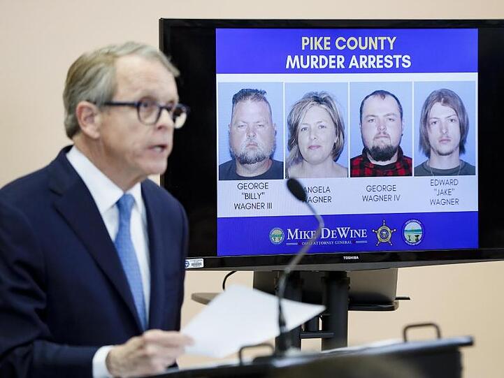 Mike DeWine, Generalstaatsanwalt von Ohio, stellt auf einer Pressekonferenz in Waverly Entwicklungen im Fall um den achtfachen Mord vor.
