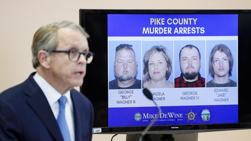 Mike DeWine, Generalstaatsanwalt von Ohio, stellt auf einer Pressekonferenz in Waverly Entwicklungen im Fall um den achtfachen Mord vor. Mike DeWine, Generalstaatsanwalt von Ohio, stellt auf einer Pressekonferenz in Waverly Entwicklungen im Fall um den achtfachen Mord vor.