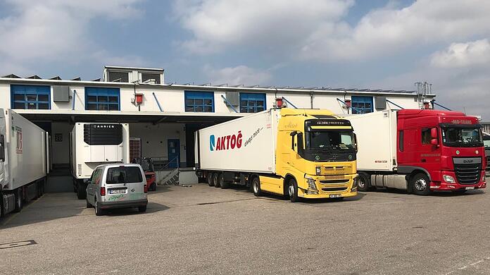 Ein Lkw neben dem anderen steht vor einer der Lagerhallen auf dem Großmarktgelände. Bis ausgeladen wird, läuft oft stundenlang der Motor.