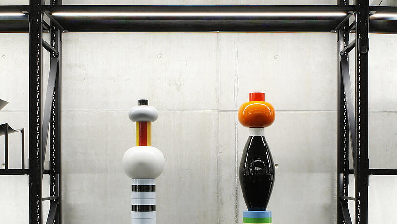Typisch für Ettore Sottsass sind die beiden Totems. Typisch für Ettore Sottsass sind die beiden Totems.