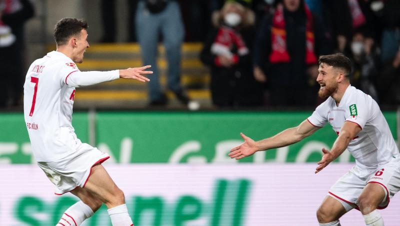 Torschütze Dejan Ljubicic (l) und Salih Özcan feiern gemeinsam das Führungstor des 1. FC Köln.