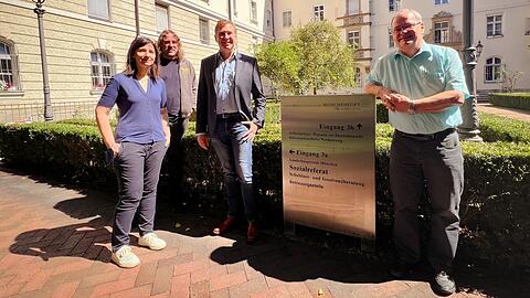 Die SPD-Stadträte Anne Hübner (links) und Roland Hefter (Zweiter von links) wollen von Klaus Hofmeister (rechts) und Marc Wichlajew von der Schuldnerberatung wissen, wie viele Menschen überschuldet sind.