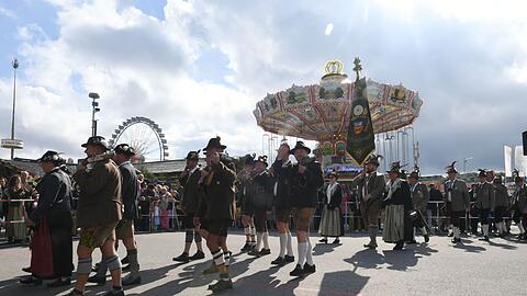 Böllerschützen verlassen den Platz unterhalb der Bavaria am letzten Tag des Oktoberfestes.