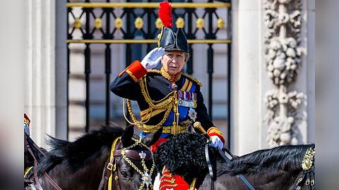 Prinzessin Anne reitet ein Jahr nach ihrem Unfall wieder.
