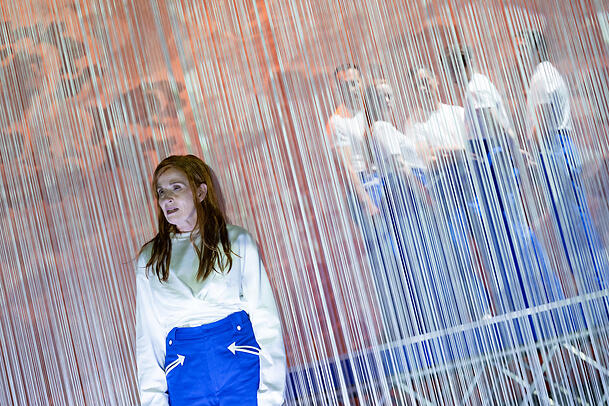 Sibylle Canonica (vorne) mit Steven Scharf, Pia Händler, Steffen Höld, Vincent zur Linden und Nicola Mastroberardino in „Lapidarium“ Sibylle Canonica (vorne) mit Steven Scharf, Pia Händler, Steffen Höld, Vincent zur Linden und Nicola Mastroberardino in „Lapidarium“
