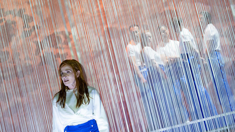 Sibylle Canonica (vorne) mit Steven Scharf, Pia Händler, Steffen Höld, Vincent zur Linden und Nicola Mastroberardino in „Lapidarium“ Sibylle Canonica (vorne) mit Steven Scharf, Pia Händler, Steffen Höld, Vincent zur Linden und Nicola Mastroberardino in „Lapidarium“