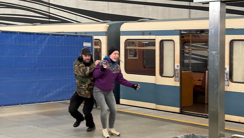 Der bewaffnete Angreifer hat eine Frau in seiner Gewalt und schießt sofort auf die eintreffenden Polizisten. Der bewaffnete Angreifer hat eine Frau in seiner Gewalt und schießt sofort auf die eintreffenden Polizisten.