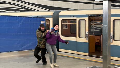 Der bewaffnete Angreifer hat eine Frau in seiner Gewalt und schießt sofort auf die eintreffenden Polizisten.