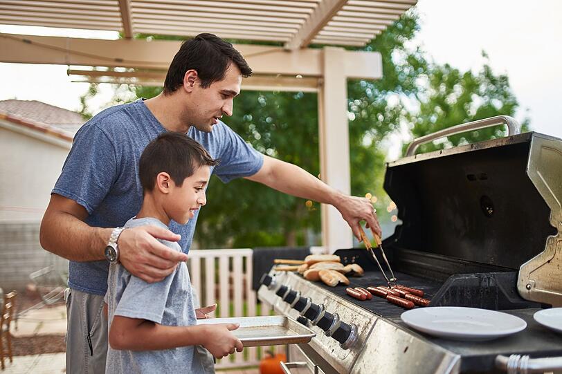 Bei einem Gasgrill ist es besonders einfach, den Rost wieder sauber zu bekommen. Schließen Sie nach dem Grillen den Deckel und drehen Sie den Gasgrill auf die höchste Stufe. Schalten Sie das Gerät nach wenigen Minuten wieder aus und schon werden Sie staunen: Die verklebten Essensreste werden vollständig verbrannt sein und Sie können den Ruß ganz einfach mithilfe einer Grillbürste entfernen. Bei einem Gasgrill ist es besonders einfach, den Rost wieder sauber zu bekommen. Schließen Sie nach dem Grillen den Deckel und drehen Sie den Gasgrill auf die höchste Stufe. Schalten Sie das Gerät nach wenigen Minuten wieder aus und schon werden Sie staunen: Die verklebten Essensreste werden vollständig verbrannt sein und Sie können den Ruß ganz einfach mithilfe einer Grillbürste entfernen.