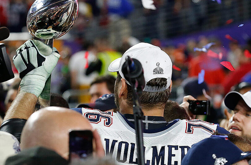 ... danach ausgelassen mit der Vince Lombardi Trophy.