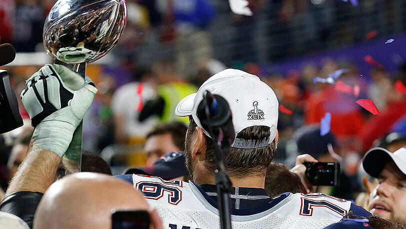 ... danach ausgelassen mit der Vince Lombardi Trophy. ... danach ausgelassen mit der Vince Lombardi Trophy.