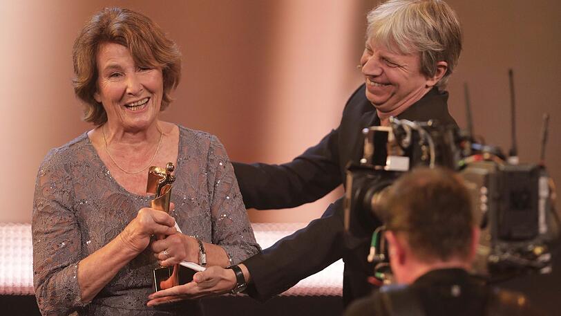 Regisseur Andreas Dresen (r) überreicht den Ehrenpreis an Schnittmeisterin Monika Schindler.