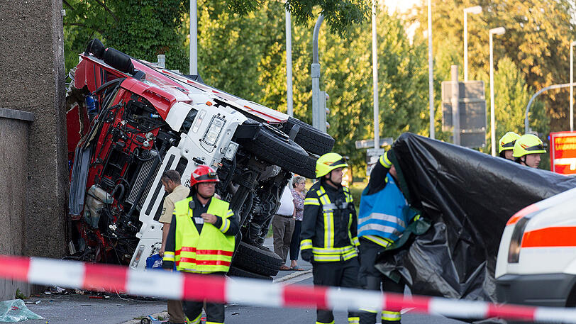 Der 20-Jährige stirbt wenig später an seinen schweren Verletzungen.