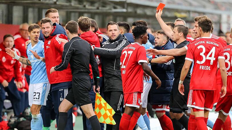 17. Spieltag: TSV 1860 - FC Bayern II 0:1.  Zweites Derby, zweite Pleite in Serie. Die Bayern-Reserve ist an diesem Tag schlicht besser, nutzt Nachlässigkeiten in der 1860-Abwehr. Diesmal sorgen Gästeanhänger für Pyro-Ärger. Auch auf dem Platz wird es hitzig, als sich Helmbrecht nach einem Frustfoul die Rote Karte abholt. Torschützen: Fehlanzeige
